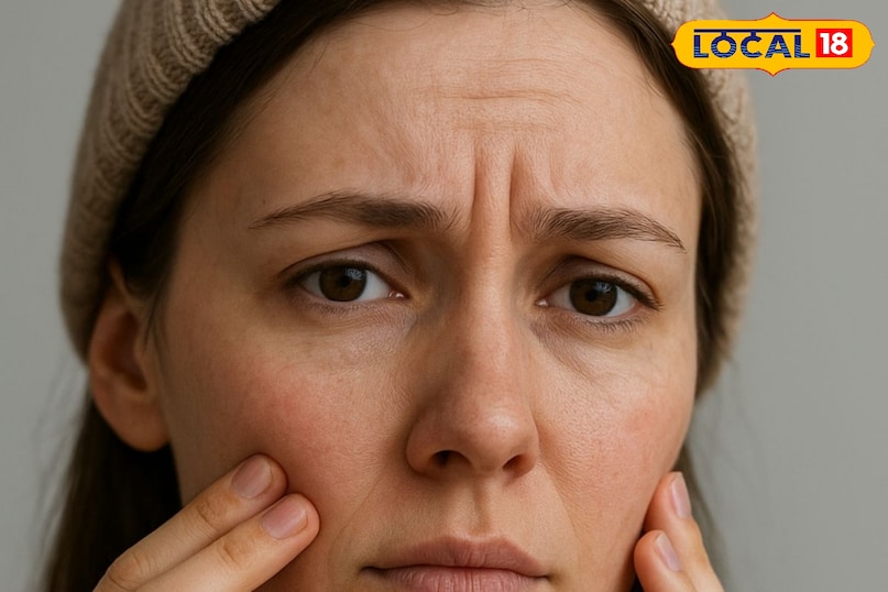 क्यों काला पड़ता है चेहरा? सर्दियों में हवा में नमी की कमी के कारण त्वचा रूखी हो जाती है। डेड स्किन जमा होने की वजह से चेहरा डल और गहरा दिखने लगता है। इसके अलावा, लोग अक्सर सर्दियों में धूप का आनंद लेते हैं लेकिन सनस्क्रीन लगाना भूल जाते हैं जिससे UV किरणें स्किन को टैन कर देती हैं। अगर आप भी इस समस्या से परेशान हैं तो ये 6 घरेलू उपाय आपकी त्वचा में नई जान फूंक सकते हैं क्यों काला पड़ता है चेहरा? सर्दियों में हवा में नमी की कमी के कारण त्वचा रूखी हो जाती है। डेड स्किन जमा होने की वजह से चेहरा डल और गहरा दिखने लगता है। इसके अलावा, लोग अक्सर सर्दियों में धूप का आनंद लेते हैं लेकिन सनस्क्रीन लगाना भूल जाते हैं जिससे UV किरणें स्किन को टैन कर देती हैं। अगर आप भी इस समस्या से परेशान हैं तो ये 6 घरेलू उपाय आपकी त्वचा में नई जान फूंक सकते हैं