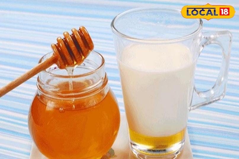 शहद और कच्चे दूध का पैक 2 चम्मच शहद में 1 चम्मच कच्चा दूध मिलाएं। कच्चा दूध एक बेहतरीन क्लींजर है जो कालापन हटाता है, जबकि शहद नमी को लॉक करता है। इसे 20 मिनट लगाकर गुनगुने पानी से धो लें। शहद और कच्चे दूध का पैक 2 चम्मच शहद में 1 चम्मच कच्चा दूध मिलाएं। कच्चा दूध एक बेहतरीन क्लींजर है जो कालापन हटाता है, जबकि शहद नमी को लॉक करता है। इसे 20 मिनट लगाकर गुनगुने पानी से धो लें।