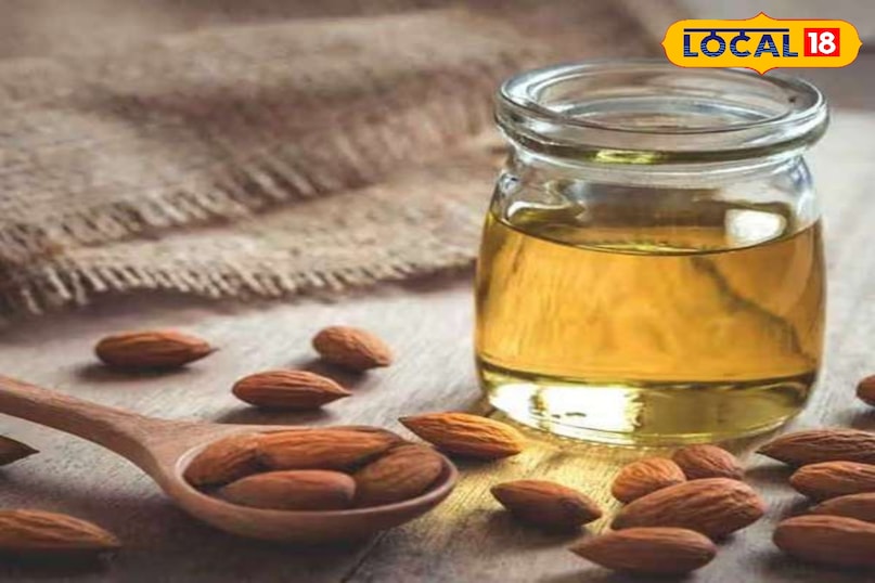 बादाम तेल की मालिश सोने से पहले हल्के गुनगुने बादाम तेल से चेहरे की मसाज करें। इसमें मौजूद विटामिन-E ठंड के असर को खत्म कर त्वचा को पोषण देता है। बादाम तेल की मालिश सोने से पहले हल्के गुनगुने बादाम तेल से चेहरे की मसाज करें। इसमें मौजूद विटामिन-E ठंड के असर को खत्म कर त्वचा को पोषण देता है।