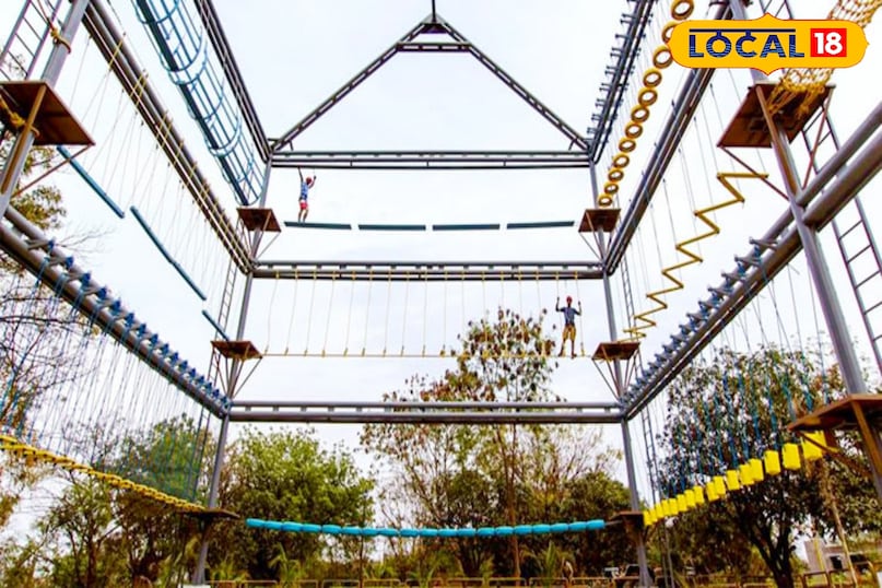 इनडोर एडवेंचर हर मौसम में थ्रिल धूप या बारिश की चिंता किए बिना अगर आप सुरक्षित वातावरण में चुनौतियों का सामना करना चाहते हैं, तो इनडोर पार्क बेस्ट हैं। डिस्ट्रिक्ट ग्रेविटी और फ्लाईज़ोन गतिविधियाँ रॉक क्लाइंबिंग, रोप कोर्स, ट्रैम्पोलिन जंप और फ्री-फॉल। समय सुबह 10:00 बजे से रात 9:00 बजे तक 1,200 से 1,800रुपए एंट्री/पैकेज है।