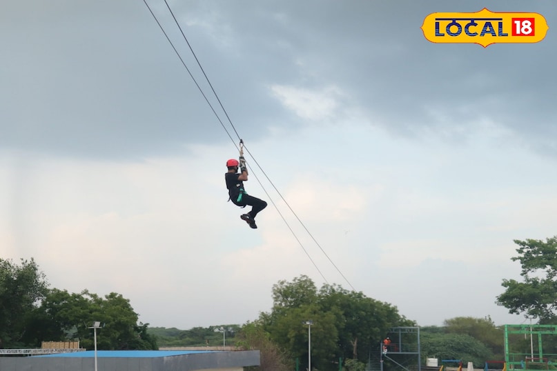 एक्सट्रीम एडवेंचर बंजी जंपिंग और ज़िप लाइनिंग अगर आप अपनी सीमाओं को चुनौती देना चाहते हैं, तो ये गतिविधियाँ आपके रोंगटे खड़े कर देंगी। प्रमुख स्थान लियोनिया होलिस्टिक डेस्टिनेशन और रामोजी फिल्म सिटी के पास। ऊंचाई से छलांग लगाना और लंबी ज़िप लाइन के जरिए वादियों को निहारना। खर्च 4,000 से 6,000 रुपए तक है।