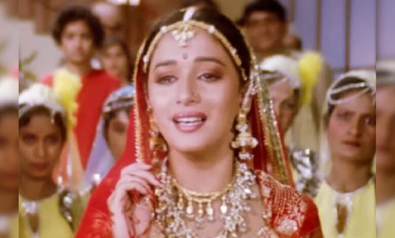 7:24 मिनट का माधुरी दीक्षित का रूला देने वाला गाना, जेठ से कर रही पिया की शिकायत, कहलाई ब्लॉकबस्टर जोड़ी