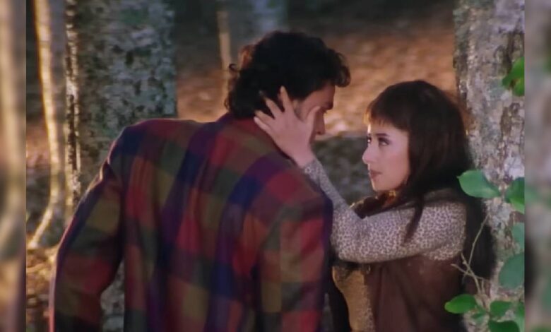 90s का वो रोमांटिक गाना, 2 बला की खूबसूरत हसिनाओं का था एक ही आशिक, दोनों ने एक-दूसरे को जमकर दी टक्कर