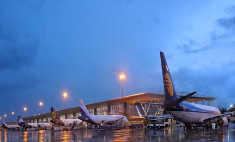 Bengaluru Airport Free Parking Time: बेंगलुरु इंटरनेशनल एयरपोर्ट ने पैसेंजर्स के फीडबैक को मानते हुए एयरपोर्ट पर नई व्‍यवस्‍था लागू की है. नई व्‍यवस्‍था के तहत, टर्मिनल-1 पर आगमन करने वाले पैसेंजर्स के लिए फ्री पार्किंग समय 10 से बढ़ाकर 15 मिनट कर दिया गया है. नई व्यवस्था आज यानी 26 दिसंबर 2025 से लागू हो चुकी है. | एयरपोर्ट ने मान ली पैसेंजर्स की बात, 5 मिनट एक्‍स्‍ट्रा देने को हुआ राजी, आज से लागू हुई नई व्‍यवस्‍था | Bengaluru Airport increased free parking time at Terminal One from 10 minutes to 15 minutes on passenger feedback