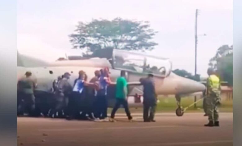 Fighter Jet Pushed on Road Video| China Fighter Jet On Road: आसमान चीरना था, खुद ठेला जा रहा चीनी फाइटर जेट, JL-8 की ऐसी हालत, चौंका सोशल मीडिया