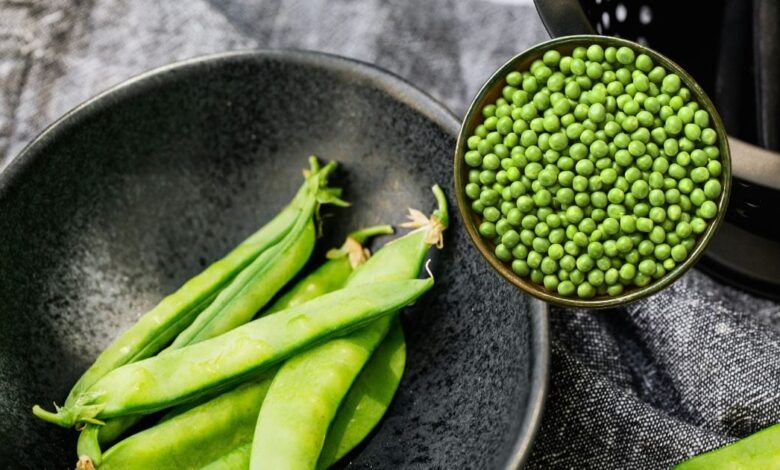 Matar ke chilke ke fayde: कूड़े में बेकार समझकर न फेकें मटर के छिलके, फायदे जान होंगे हैरान