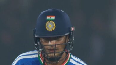 Shubman Gill dismissed just two balls: साउथ अफ्रीका के खिलाफ पहले टी20 मैच में शुभमन गिल सिर्फ 2 रन बनाकर आउट हो गए.