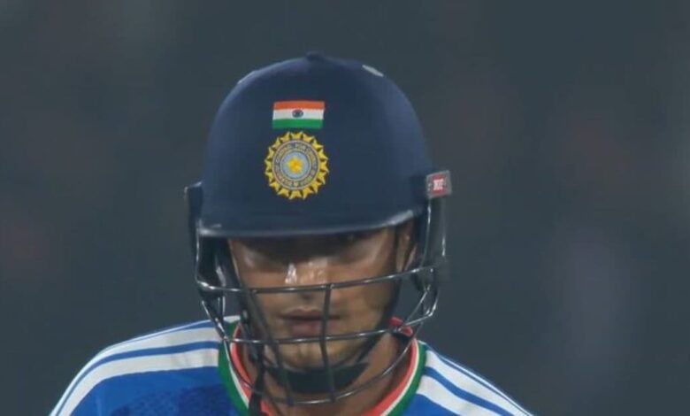 Shubman Gill dismissed just two balls: साउथ अफ्रीका के खिलाफ पहले टी20 मैच में शुभमन गिल सिर्फ 2 रन बनाकर आउट हो गए.