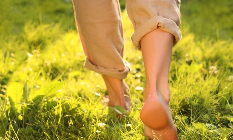 barefoot walking health benefits। नंगे पांव चलने के फायदे शहरी जीवनशैली में सेहत के लिए क्यों जरूरी हैं.