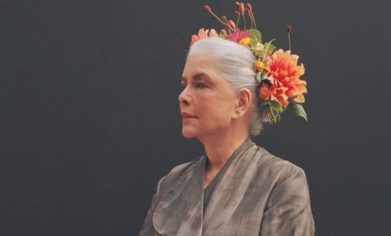 'अच्छा लगता है जब कपड़े मेरी कहानी बयां करते हैं', कैमरे के सामने जीनत अमान ने बिखेरा जादू, बिना चश्मे के फोटोशूट