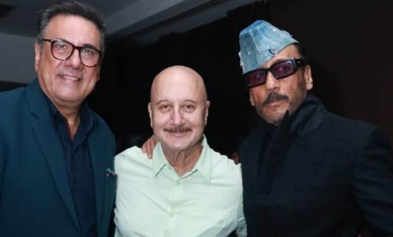 कभी बेचे चिप्स, कभी बना वेटर, 44 साल की उम्र में किया डेब्यू, सुपरस्टार बाप-बेटे की जोड़ी पर भी भारी पड़ा एक्टर