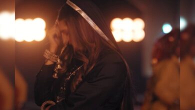 काला सूट पहनकर परमसुंदरी ने मारी एंट्री, लगाया ऐसा ठुमका हिल गया पूरा हरियाणा, इशारों पर तो फिदा है नौजवान लड़के