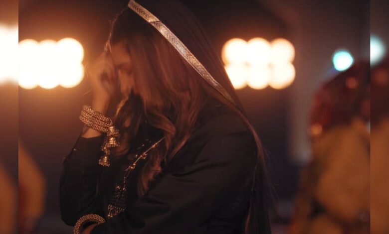 काला सूट पहनकर परमसुंदरी ने मारी एंट्री, लगाया ऐसा ठुमका हिल गया पूरा हरियाणा, इशारों पर तो फिदा है नौजवान लड़के