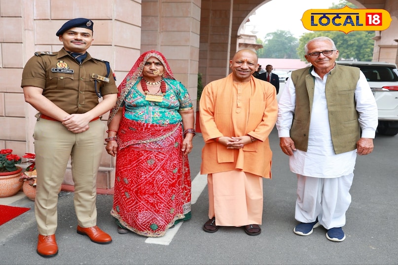 उत्तरप्रदेश के मुखिया आदित्यनाथ योगी ने उन्हें सम्मानित किया है