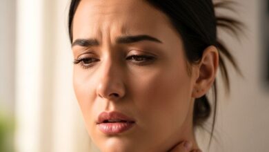 गले में सूजन और खराश... मौसम बदलते ही बढ़ जाती है यह परेशानी, छुटकारा पाने के लिए अपनाएं ये आयुर्वेदिक नुस्खे