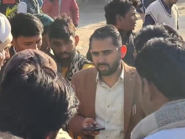 रात को निकले और लौटे नहीं, पेड़ पर लटका मिला बीएलओ का शव; जांच में जुटी पुलिस