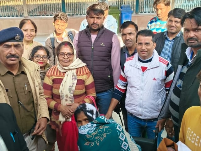 चलती ट्रेन में जन्मी बच्ची! इंसानियत की अनुपम मिसाल, 5 मिनट में पूरी डिलीवरी