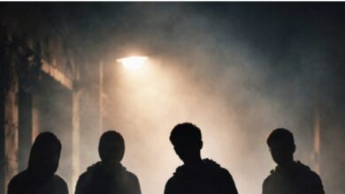 चलती ट्रेन में शख्स के गले पर हंसिया... नशे में धुत नाबालिगों का खौफनाक खेल, हमले का वीडियो किया वायरल