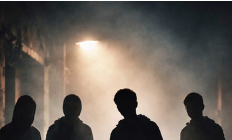 चलती ट्रेन में शख्स के गले पर हंसिया... नशे में धुत नाबालिगों का खौफनाक खेल, हमले का वीडियो किया वायरल