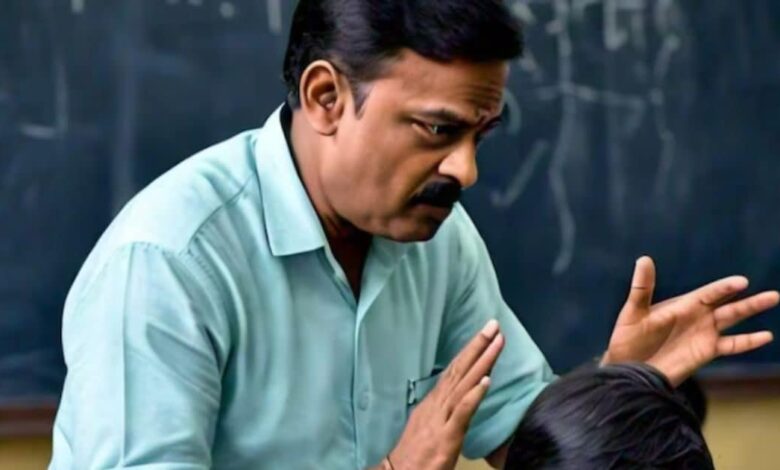 छात्र क्‍लास में कर रहे थे हंसी-मजाक, भड़क गया टीचर और डंडा उठा धुन डाला