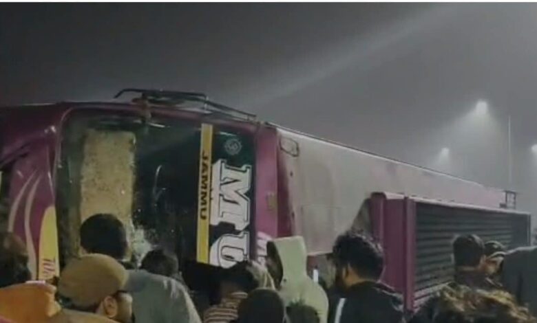 जम्मू के रिंग रोड पर बड़ा हादसा, पिकनिक से लौट रही स्कूल बस पलटी, 35 से ज्यादा बच्चे घायल