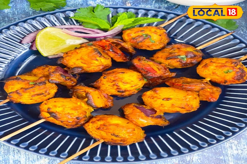 पार्टी हो या मेहमानों का आगमन अक्सर स्टार्टर में पनीर की डिश ही बनती है। लेकिन अब कुछ अलग और लाजवाब ट्राई करें मसालेदार, क्रीमी और स्मोकी स्वाद वाले तंदूरी आलू। दही और मसालों की खुशबू से बना यह व्यंजन ताज़ी हरी चटनी के साथ और भी स्वादिष्ट लगता है।