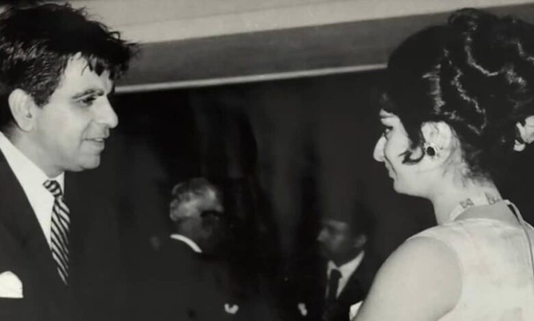 दिलीप कुमार की बर्थ एनिवर्सरी पर भावुक हुईं सायरा बानो, शेयर किए अनदेखे वीडियो, बताया फैंस को देते थे पेन-घड़ी