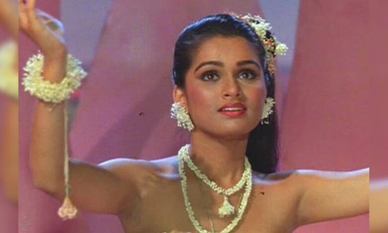 पद्मिनी कोल्हापुरे का सुपरहिट गाना, रो-रोकर गुहार लगाती रही परम सुंदरी, दूर खड़े टुकुर टुकुर देख रहे थे संजय दत्त