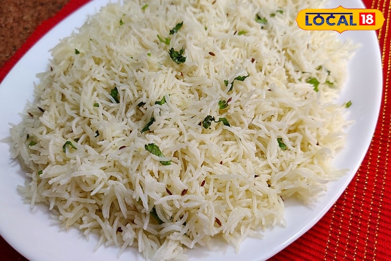 रेस्टोरेंट के चावल दिखने में सुंदर और खाने में बहुत अच्छे लगते हैं। हर दाना अलग रहता है, न चिपकता है न गीला होता है। घर पर अक्सर चावल चिपक जाते हैं या गल जाते हैं। पर आसान ट्रिक्स से आप भी वैसे ही बना सकते हैं। 