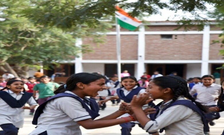 पानी की बोतल को लेकर हुआ झगड़ा, छात्रा ने मार दिया चाकू! फिर जो हुआ देखकर सभी दंग