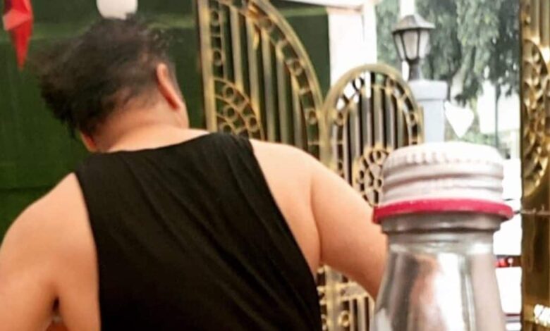 पिता फिल्में बनाकर हुए कंगाल, गरीबी में जन्मा 1 जमाने का सुपरस्टार, राजनीति से बर्बाद हुआ करियर, अब काम को तरसा