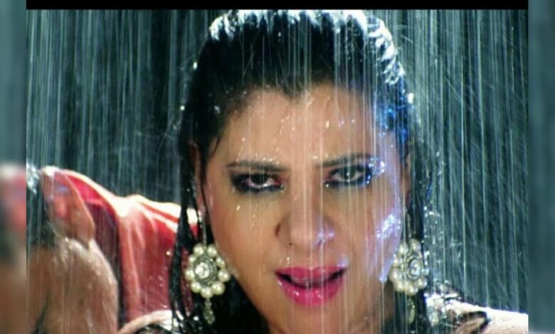 बिछुआ कमीना... संभावना सेठ का वो भोजपुरी आइटम सॉन्ग, ठुमका लगाकर उड़ाया गर्दा, बारिश में भींग दिखाई मतवाली अदाएं