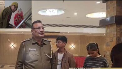 बिना तलाक दूसरी शादी कर रहा था कांस्टेबल, होटल पहुंचकर पहली पत्नी ने किया हंगामा; दूल्हा-दुल्हन बाथरूम में छिपे