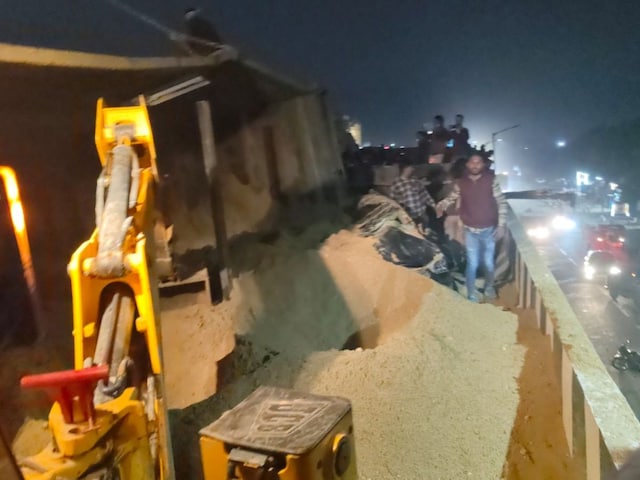 बूंदी में भीषण सड़क हादसा, कार पर पलटा बजरी से भरा डंपर, चार भाइयों की मौत