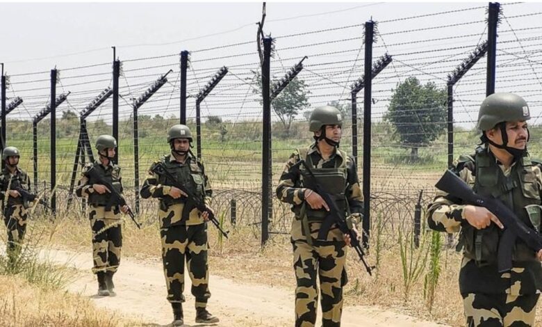 बॉर्डर पर पाकिस्तान कर रहा हथियारों की बारिश, BSF का बड़ा खुलासा - PAK ड्रोन भारतीय जमीन पर गिरा रहे 'मौत'
