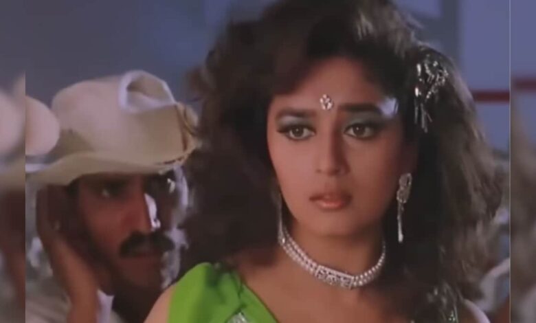 माधुरी दीक्षित का वो गाना, जिसके आगे 123 भी है फीका, आइटम गर्ल बन स्टेज पर उठाया था धुंआ