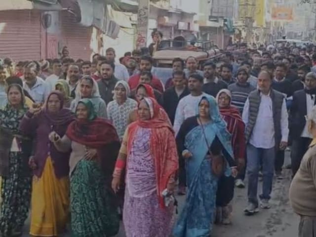 केंद्रीय विद्यालय विवाद: राजगढ़ में तीसरे दिन भी चक्का जाम, महारैली निकाल...