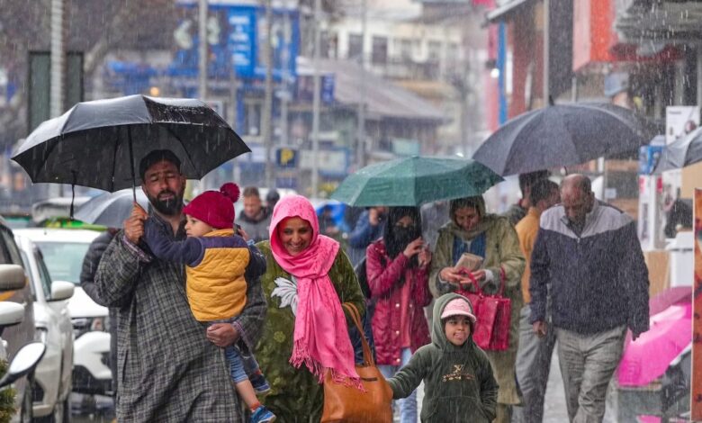 श्रीनगर में इस बार की सर्दियों की सबसे गर्म रात, क्यों बढ़ गया मिनिमम टेम्प्रेचर? दूसरी तरफ झमाझम बारिश और बर्फबारी - Snowfall rain lift minimum temperature in Kashmir Srinagar records warmest night this winter imd weather