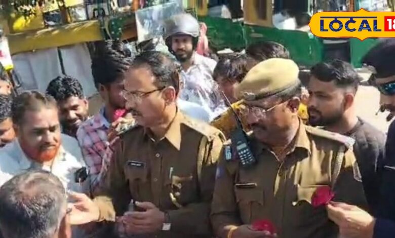 सड़क सुरक्षा का अनोखा संदेश, बिना हेलमेट वालों को चालान नहीं बल्कि गुलाब देकर दी समझाइश