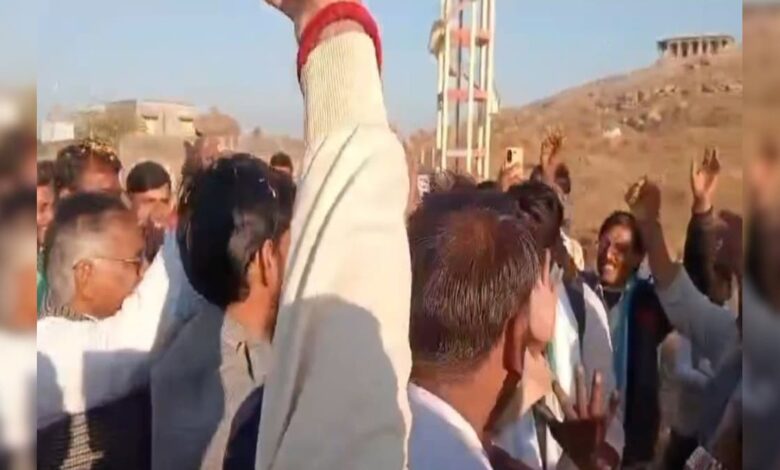 सरकार के 2 साल पूरे, घोड़ी पर बैठे-बैठे नाचने लगे विधायक रामबिलास मीणा, वीडियो वायरल