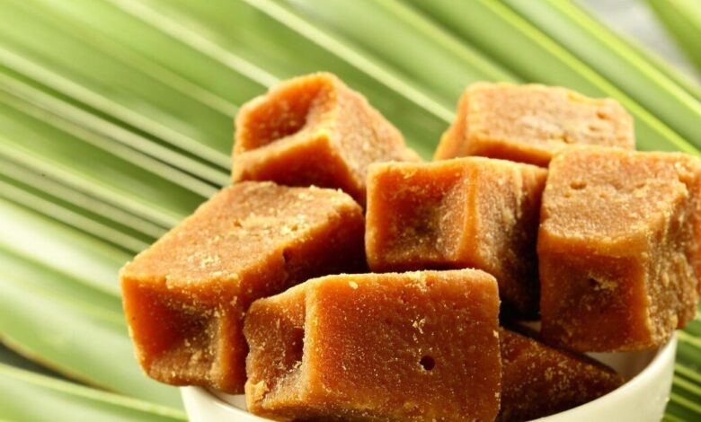 सर्दियों में गुड़ खाना फायदेमंद है...! लेकिन सबके लिए नहीं, जानें किसे बिल्कुल भी नहीं खाना चाहिए गुड़!