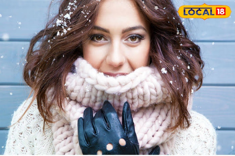 दिसंबर की कड़कड़ाती ठंड अब अपने शबाब पर है। इस मौसम में सर्द हवाएं न सिर्फ ठिठुरन बढ़ाती हैं बल्कि हमारी त्वचा की रंगत भी छीन लेती हैं। अधिकतर लोगों की शिकायत होती है कि सर्दियों में उनका चेहरा काला और बेजान दिखने लगा है। लेकिन क्या आप जानते हैं ऐसा क्यों होता है और इसका समाधान क्या है दिसंबर की कड़कड़ाती ठंड अब अपने शबाब पर है। इस मौसम में सर्द हवाएं न सिर्फ ठिठुरन बढ़ाती हैं बल्कि हमारी त्वचा की रंगत भी छीन लेती हैं। अधिकतर लोगों की शिकायत होती है कि सर्दियों में उनका चेहरा काला और बेजान दिखने लगा है। लेकिन क्या आप जानते हैं ऐसा क्यों होता है और इसका समाधान क्या है