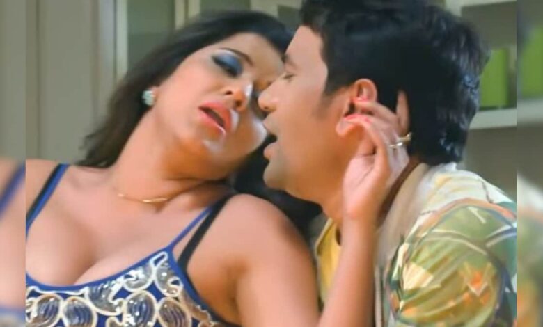 सिर्फ 2:56 मिनट का छोटा-सा गाना, चंट निकलीं मोनालिसा, निरहुआ को कातिल अदाओं से किया 'जख्मी'