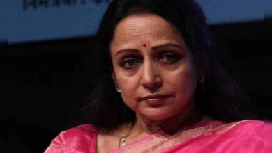 हेमा मालिनी ने धर्मेंद्र को दिया इमोशनल ट्रिब्यूट, VIDEO में दिखी सनी-बॉबी-प्रकाश कौर की झलक