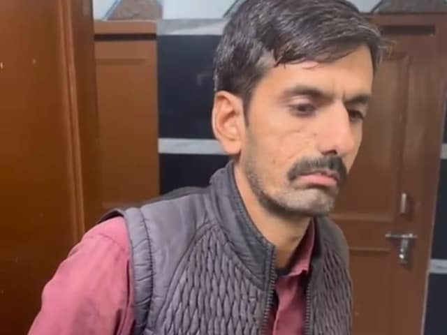 होटल में रेड से हड़कंप!ड पर मिले दम मारो दम का सामान और कंडोम के पैकेट