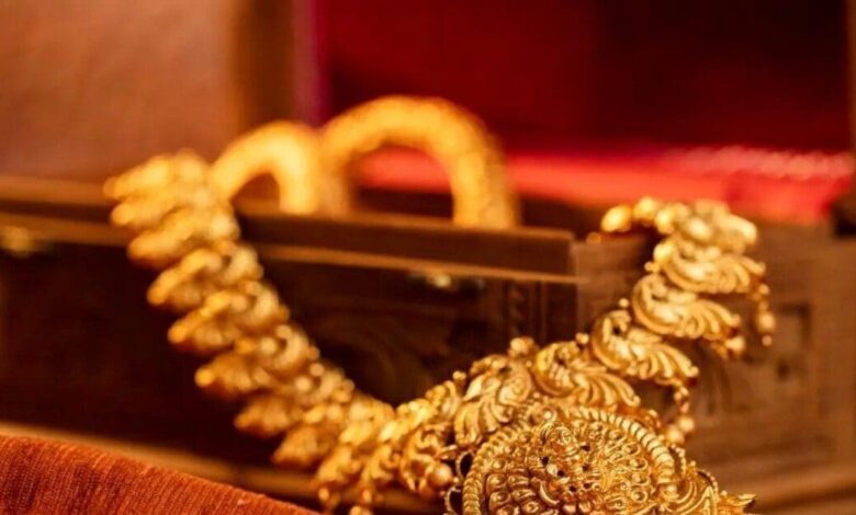 1100 रुपये फिर महंगा हुआ सोना, चांदी में 7 हजार का उछाल, शादियों का सीजन शुरू होने से पहले कितनी हो गई कीमत