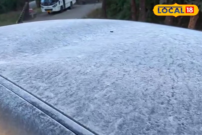 कार की छत पर जमीं बर्फ कार की छत पर जमीं बर्फ