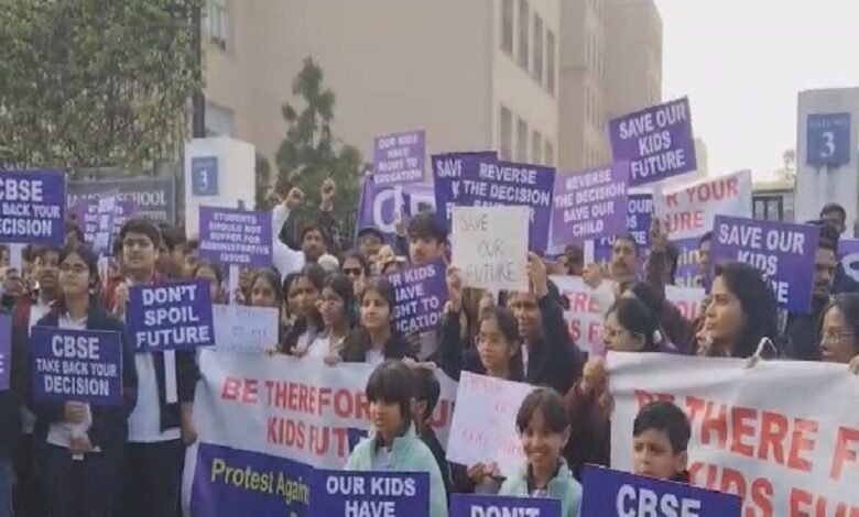 नीरजा मोदी स्कूल की मान्यता रद्द पर अभिभावकों का विरोध