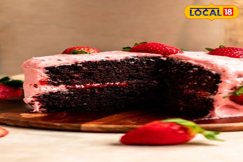 बेकलोर (Bakeelore) केक और बेकरी आइटम्स के लिए मशहूर बेकलोर ने स्ट्रॉबेरी को एक नया ट्विस्ट दिया है। यहां की खास डिश डच चॉकलेट स्ट्रॉबेरी ड्रीम केक, स्ट्रॉबेरी क्रोइसैन्ट है जिसकी कीमत एक केक की 1100 रुपए से शुरू है इसका लोकेशन बंजारा हिल्स, माधापुर है 