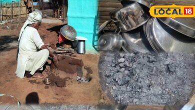 बर्तन साफ़ करने के लिए चूल्हे की राख और धान की भूसी का पारंपरिक तरीका.